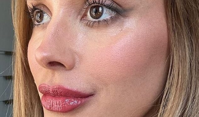 Kako joj to uspijeva? ‘Queen WAG’ Bec Judd otkriva svoje lice potpuno bez bora u 41. godini pod oštrim svjetlom