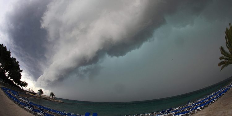 Kao da su se otvorila vrata neba: Snimljeno oko oluje nad Hrvatskom