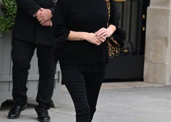 Kate Moss slavi 22. rođendan svoje kćeri Lile tijekom Pariškog tjedna mode dok nalik dvojac odlazi iz hotela u elegantnim kombinacijama