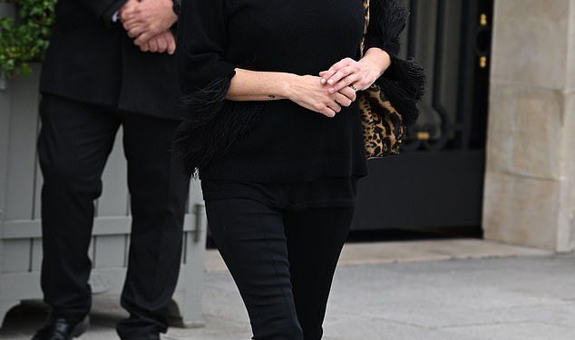 Kate Moss slavi 22. rođendan svoje kćeri Lile tijekom Pariškog tjedna mode dok nalik dvojac odlazi iz hotela u elegantnim kombinacijama