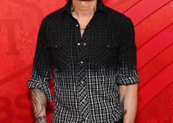 Keith Urban odbija govoriti o svojoj supruzi Nicole Kidman u neugodnom intervjuu… nakon smrti njezine majke Janelle u 84. godini