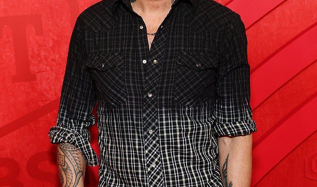 Keith Urban odbija govoriti o svojoj supruzi Nicole Kidman u neugodnom intervjuu… nakon smrti njezine majke Janelle u 84. godini