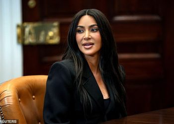 Kim Kardashian ‘posjećuje braću Menendez u zatvoru’ nakon što je Erik NARUDIO njezinog prijatelja Ryana Murphyja zbog ‘netočne’ Netflix serije