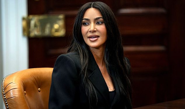 Kim Kardashian ‘posjećuje braću Menendez u zatvoru’ nakon što je Erik NARUDIO njezinog prijatelja Ryana Murphyja zbog ‘netočne’ Netflix serije