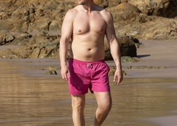 Kris Smith i njegova supruga Sarah Boulazeris pokazuju svoja impresivna ljetna tijela dok uživaju na plaži sa svojim kćerima