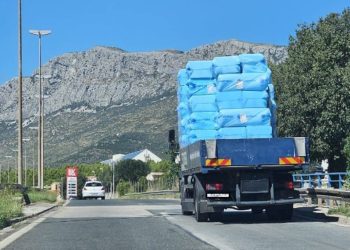 Kroz Kaštela brzom cestom prolazi natovaren preko svake mjere!