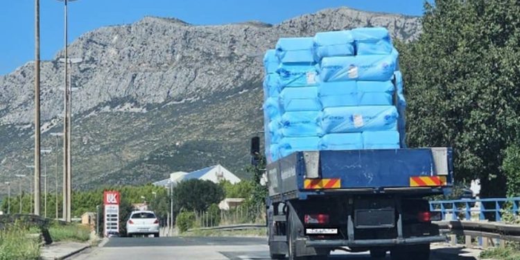 Kroz Kaštela brzom cestom prolazi natovaren preko svake mjere!