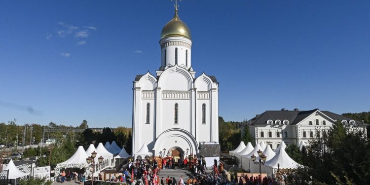 Kršćanska procesija održana izvan Moskve — RT Rusija i bivši Sovjetski Savez