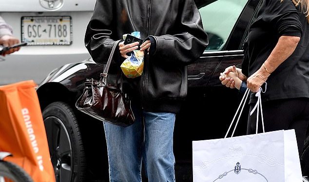 Lara Worthington prikriva svoje sićušno tijelo širokim trapericama i kožnom jaknom dok ide u kupnju s majkom – nakon transformacije svoje figure pilatesom i radikalnom promjenom prehrane