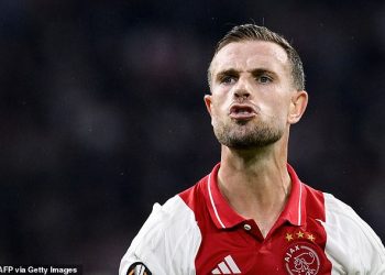 Ljutiti kapetan Ajaxa Jordan Henderson zapara Bertranda Traorea tijekom velike pobjede nad Bešiktašem u Europskoj ligi prije nego što su se dva suigrača raspala