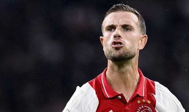 Ljutiti kapetan Ajaxa Jordan Henderson zapara Bertranda Traorea tijekom velike pobjede nad Bešiktašem u Europskoj ligi prije nego što su se dva suigrača raspala