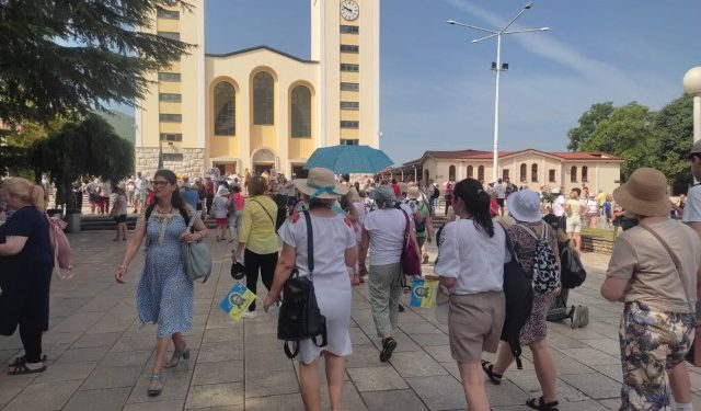 MEĐUGORJE Tisuće vjernika se okupilo na prvoj nedjeljnoj misi nakon povijesne odluke