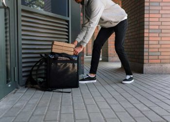 Maloljetnici napali stranog dostavljača: Istukli ga, pokrali pa se odveli njegovim motorom