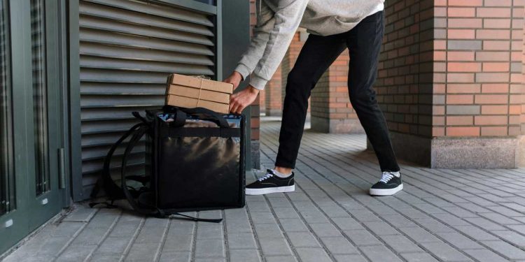 Maloljetnici napali stranog dostavljača: Istukli ga, pokrali pa se odveli njegovim motorom