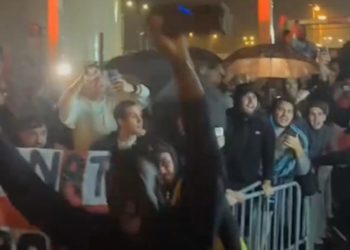 Marseille je lud za De Zerbijem: navijači u delirijumu okružuju autobus