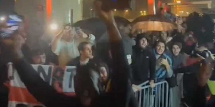 Marseille je lud za De Zerbijem: navijači u delirijumu okružuju autobus