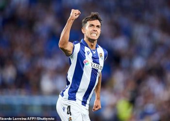 Martin Zubimendi ‘ŽALI što je odbio Liverpool ovog ljeta i tražio je da ga pokušaju potpisati u siječnju’ – nakon što je vezni igrač vrijedan £52 milijuna odlučio ostati u Real Sociedadu zbog ‘hrane i planinarenja’