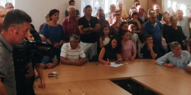 Mještani u Radošiću žele pitku vodu: “Desetljećima nam se obećava voda, ali ona stiže samo u cisterni”