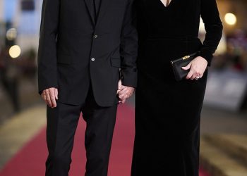 Monica Bellucci prikazuje prsa u glamuroznoj crnoj haljini na 72. Međunarodnom filmskom festivalu u San Sebastianu u Španjolskoj sa svojim partnerom Timom Burtonom