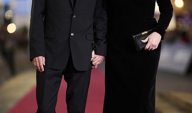 Monica Bellucci prikazuje prsa u glamuroznoj crnoj haljini na 72. Međunarodnom filmskom festivalu u San Sebastianu u Španjolskoj sa svojim partnerom Timom Burtonom