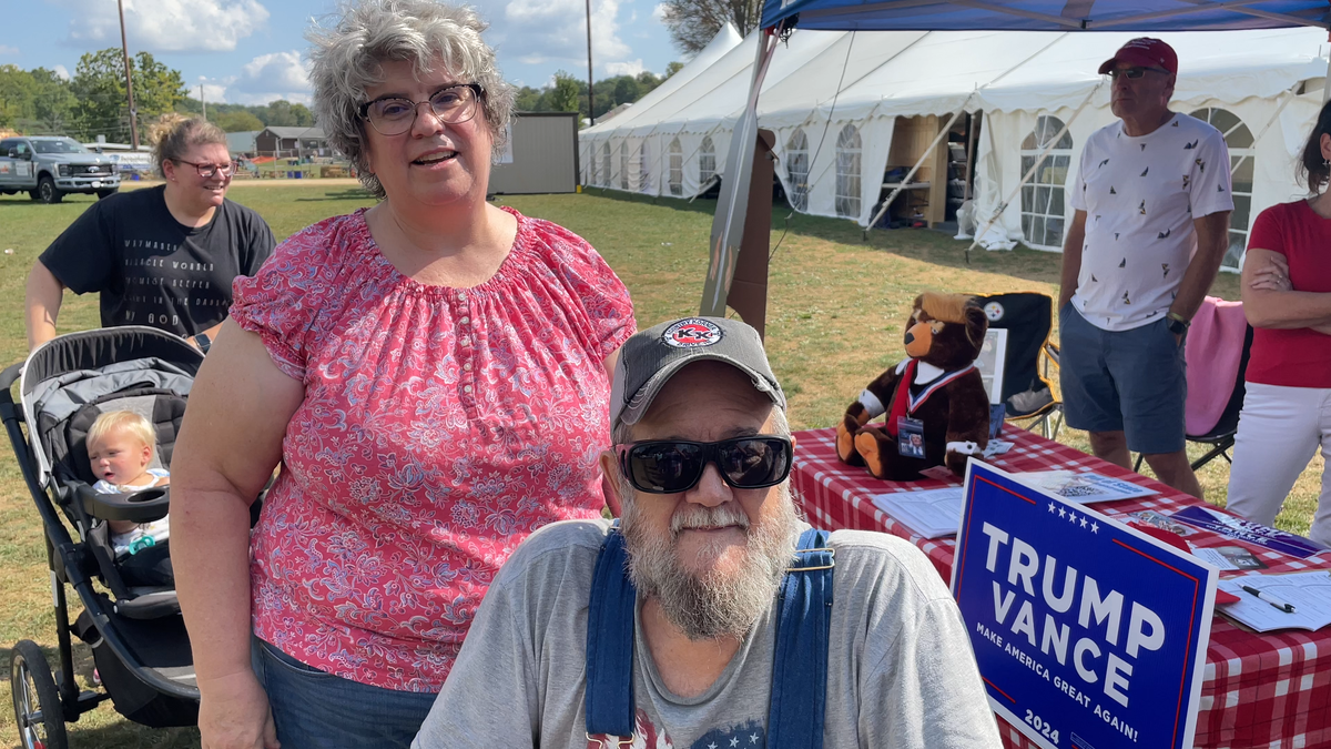 muž i žena razgovaraju s Fox Digitalom