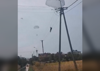 NATO padobranci slijeću na električne žice (VIDEO) — RT World News