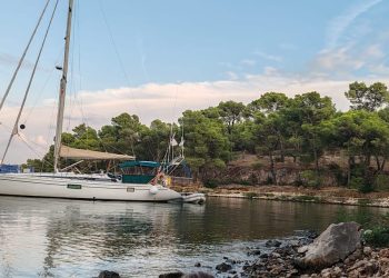 NE DA IM SE PLAĆATI VEZ U MARINI ILI NA RIVI? U Šibeniku se francuska jedrilica vezala za stabla