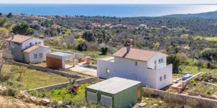 NEDOVRŠENA GRADILIŠTA I HRPA BETONA Otvoren stečajni postupak nad tvrtkom koja gradi luksuzne vile u Istri