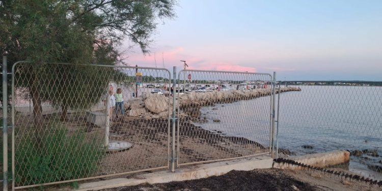 NEMOGUĆ PROLAZ POMORSKIM DOBROM Zašto u ovom resortu u Zatonu postoji ograda?