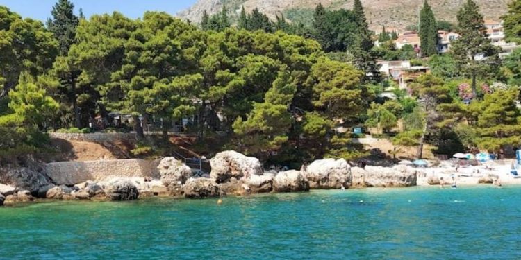 NIJE ZA KUPANJE More na plaži Mlini u Župi dubrovačkoj puno fekalija