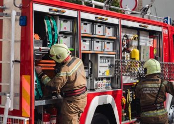 NIZ INTERVENCIJA Vatrogasci ispumpavali vodu iz katamarana koji se počeo potapati, ugašen požar u Živogošću