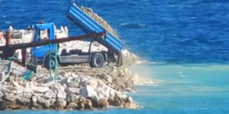 NOVE SNIMKE IZ BAŠKE VODE Građevinar koji baca otpad u more će biti kažnjen