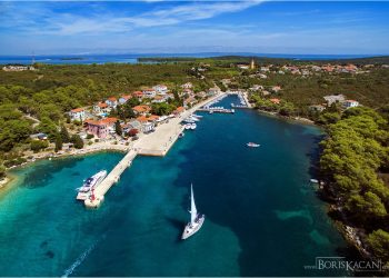 Na otoku Molatu pomorska policija čovjeku u kući pronašla ilegalni duhan, cigarete i pištolje