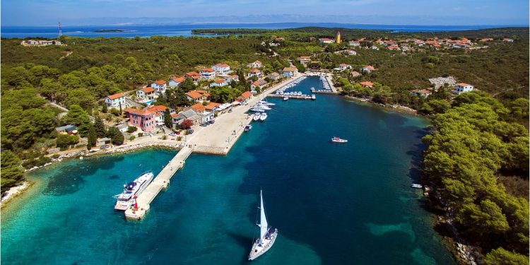 Na otoku Molatu pomorska policija čovjeku u kući pronašla ilegalni duhan, cigarete i pištolje