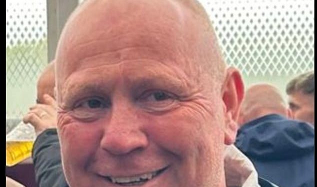 Na slici: navijač Liverpoola koji je preminuo u Milanu nakon što ga je udario auto ‘dok je prelazio autocestu u 1 ujutro’ – dok klubovi odaju počast cvijećem položenim na njegovo sjedalo na utakmici Lige prvaka