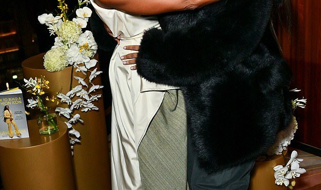 Naomi Campbell ima stilsku figuru dok se pridružuje glamuroznim AJ Odudu i Leomie Anderson na predstavljanju knjige njihovog stilističkog prijatelja Lawa Roacha