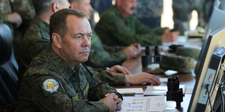 Napadnite Rusiju i budite svedeni na ‘mrlju’ – Medvedev — RT Rusija i bivši Sovjetski Savez