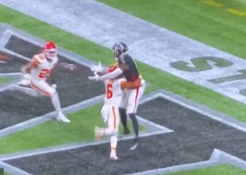 Navijači NFL-a FUME liga je ‘namještena’ jer Chiefsi imaju koristi od kontroverzne kasne odluke u pobjedi Falconsa