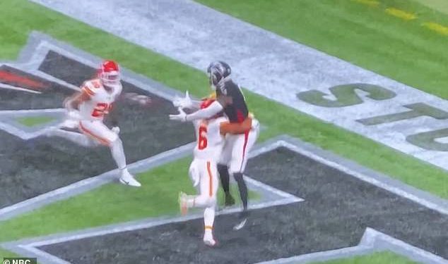 Navijači NFL-a FUME liga je ‘namještena’ jer Chiefsi imaju koristi od kontroverzne kasne odluke u pobjedi Falconsa