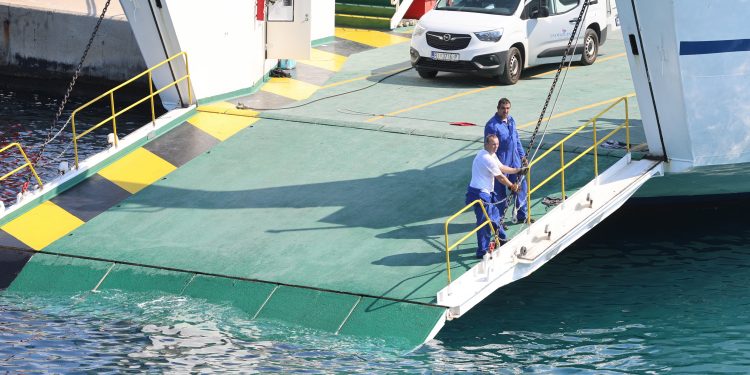 Ne prestaju žestoke reakcije na incident s trajektom, progovorio i šef Jadrolinije