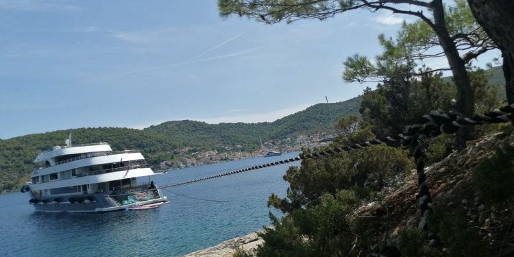 Nekoliko borova polomljeno, puštaju i preglasnu glazbu