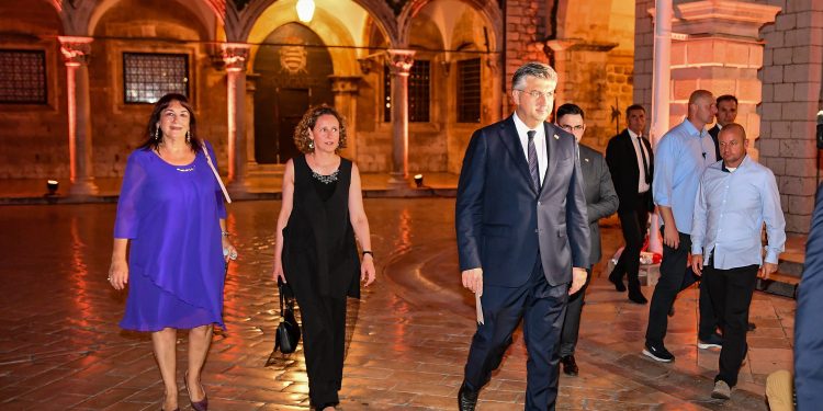 Nitko ne zna što je ova žena napravila za Hrvatsku, a ima plaću od 25 tisuća eura