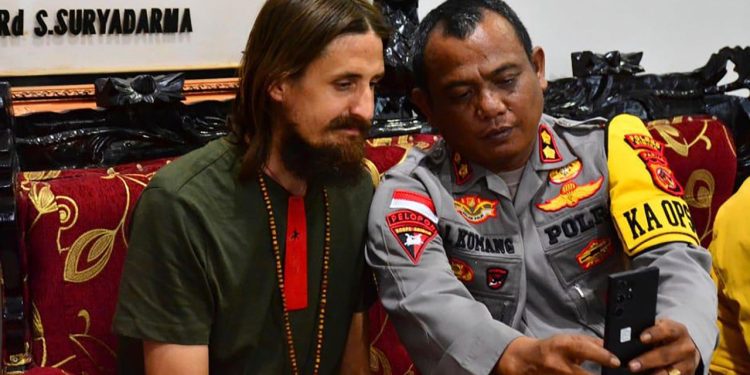 Novozelandskog pilota Phillipa Mehrtensa oslobodili su indonezijski pobunjenici nakon što je otet prije više od 19 mjeseci