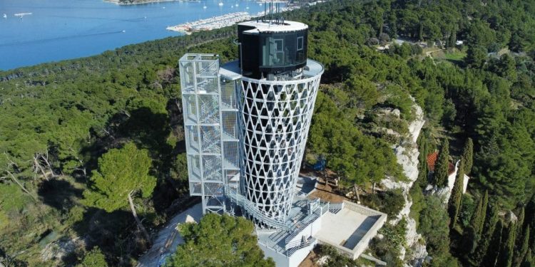 OTVORENA PROMATRAČNICA NA MARJANU Puljak, Ivošević i Kuzmanić obukli se u zelene majice s tekstom Oliverove pjesme