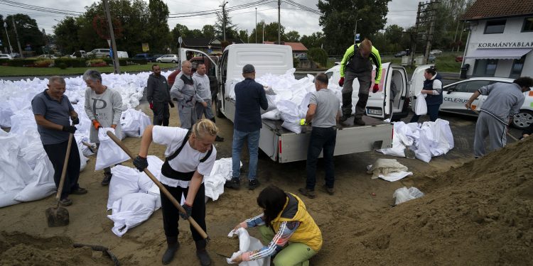 Ogroman vodeni val ide Dunavom, Orban stigao na granicu: Pripremaju se za najgore