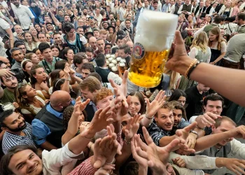 Oktoberfest, najveća pučka svetkovina na svijetu koja se tiče piva, počinje nakon ceremonijalnog točenja bačve
