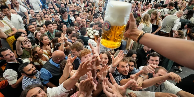 Oktoberfest, najveća pučka svetkovina na svijetu koja se tiče piva, počinje nakon ceremonijalnog točenja bačve