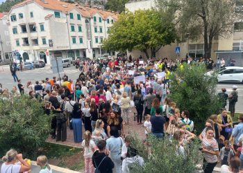 Omišani prosvjeduju protiv opasne prometnice :” Opasno je po život!”