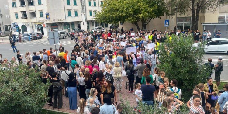 Omišani prosvjeduju protiv opasne prometnice :” Opasno je po život!”