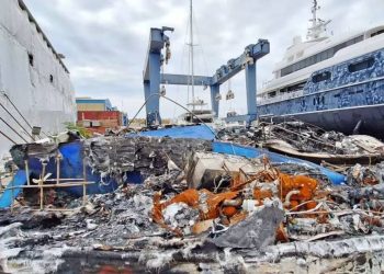 Ostaci plovila izgorjelih u medulinskoj luci i nakon pet mjeseci leže razasuti u pulskoj luci i ugrožavaju zdravlje!